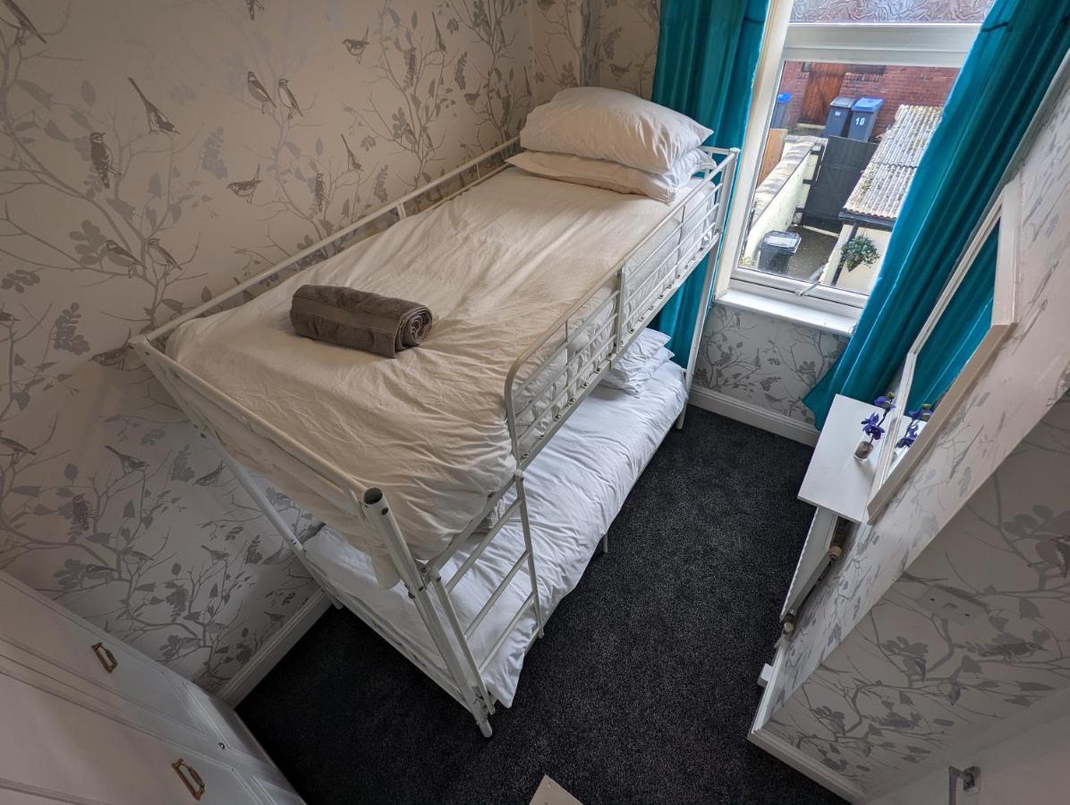 Moon Holiday Townhouse Free Parkingprivate Garden Blackpool Esterno foto