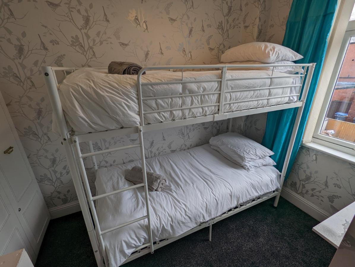 Moon Holiday Townhouse Free Parkingprivate Garden Blackpool Esterno foto