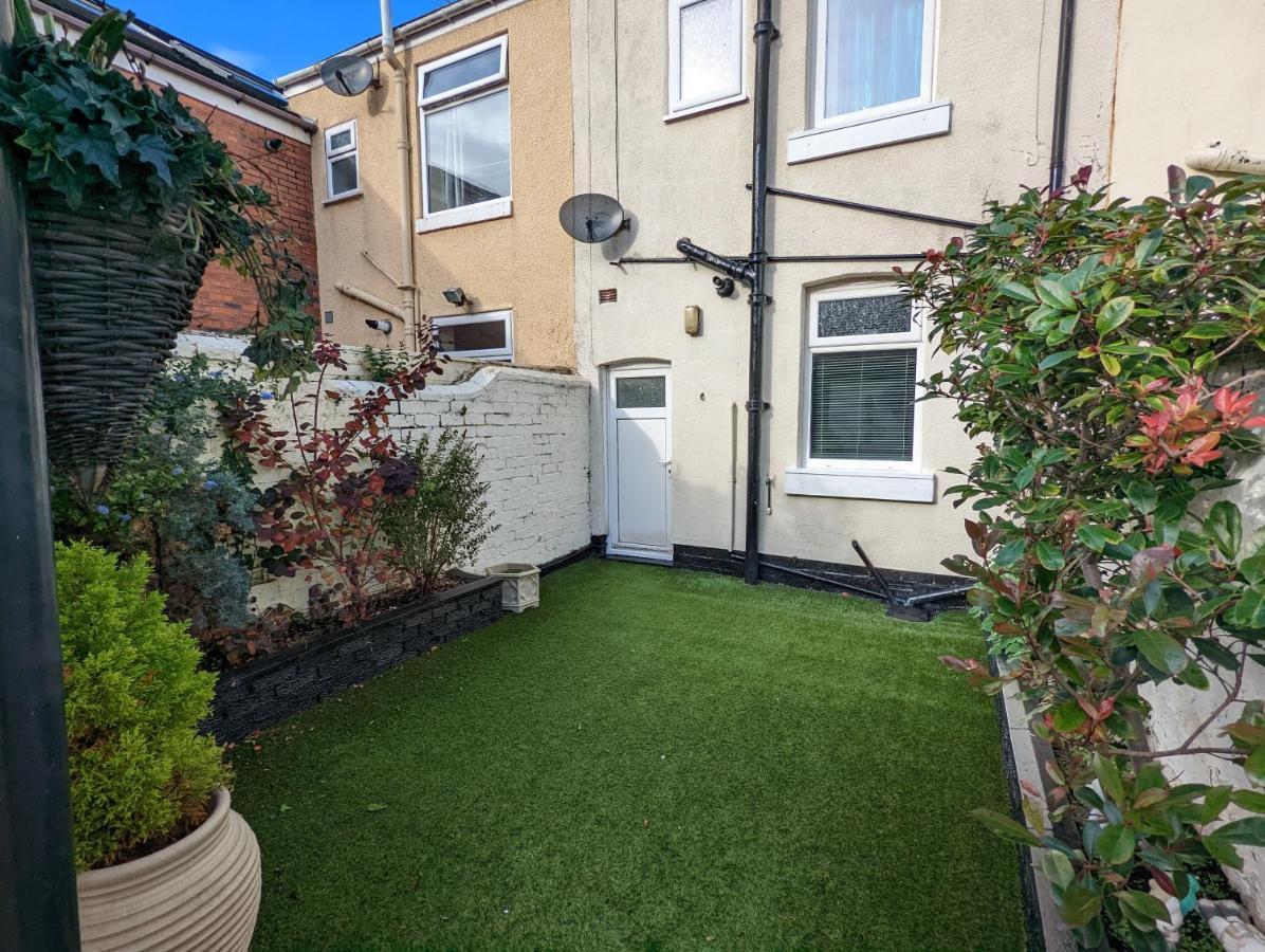 Moon Holiday Townhouse Free Parkingprivate Garden Blackpool Esterno foto